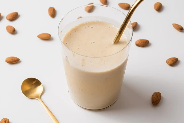 Batido-de-Proteina-de-Vainilla-y-Almendras Batido de Proteína de Vainilla y Almendras